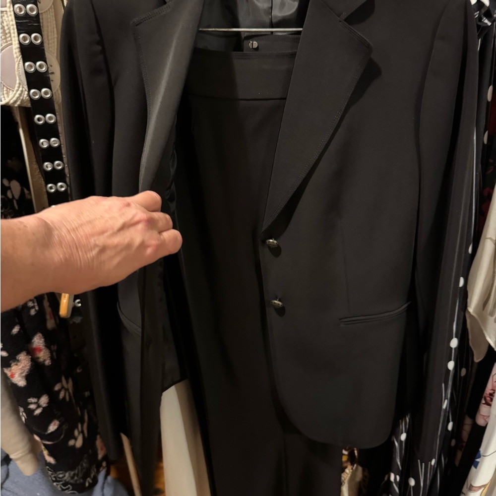 Tahari Elegant Black Men's Suit